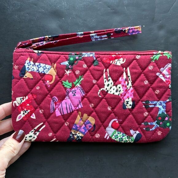 Vera Bradley Outlet Essential Wristlet in Cotton Holiday‎ Hounds NEW - Picture 1 of 10